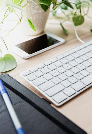 imagem-de-teclado-na-mesa